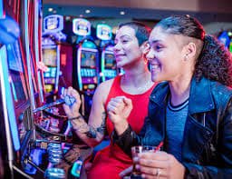 Người chơi Việt Nam tham gia bàn baccarat live tại xsmnt3 trên điện thoại